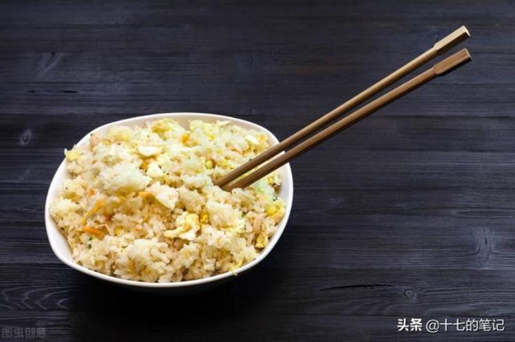 吃饭时为什么筷子不能插饭碗里这是传统文化的约束还是迷信
