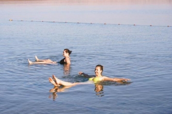 死海为什么淹不死人为什么没人游泳,游泳圣地