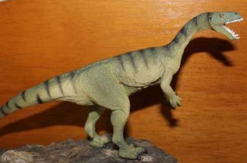 恶龙:非洲小型杂食恐龙(长2米/下颚长有匙状牙齿)