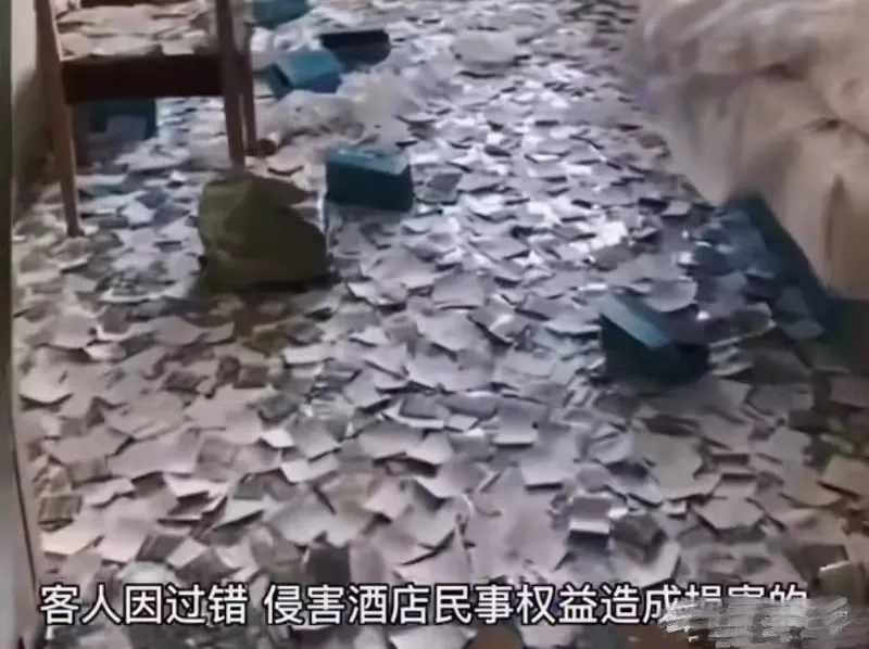 上海，某酒店。一名女房客退房后，保洁员进入房间打扫卫生
