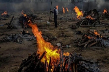 印度墓葬文化,火葬柴堆照片