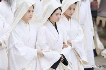 为什么中国丧葬中需要穿白色等素色衣服呢,葬礼上为什么要穿白色和黑色