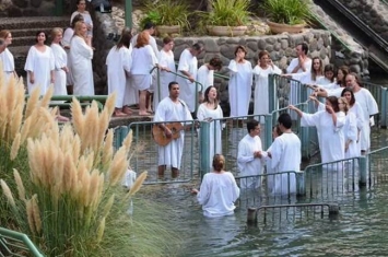 洗礼是什么意思?蘸水在受洗人额头画十字(入教仪式)