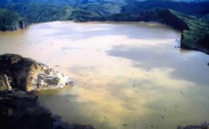 世界上最吓人的湖，被誉为杀人湖，火山爆发随时发生