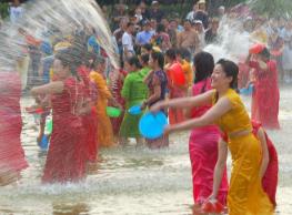 解析傣族泼水节的由来，为纪念英雄南粽布(傣历的新年)